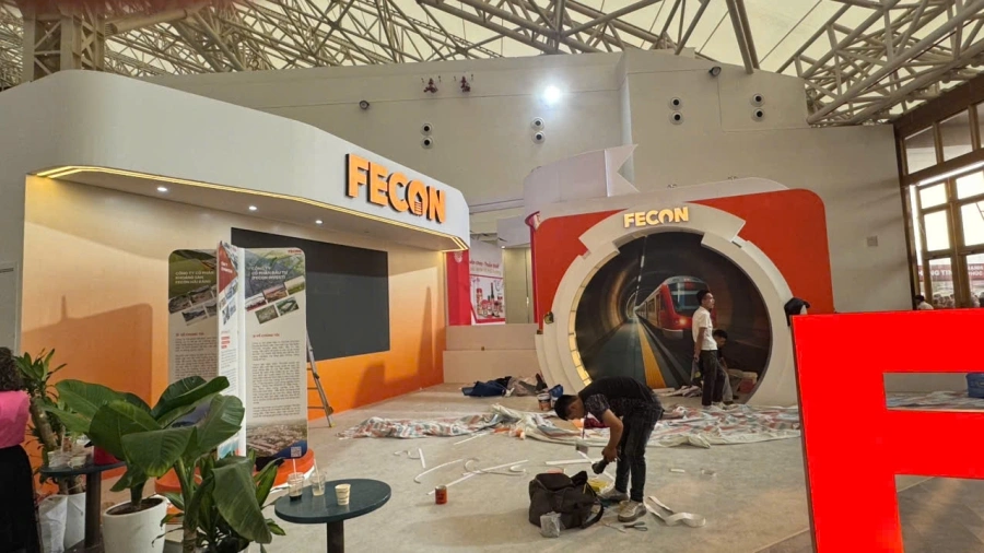 Đội ngũ thi công gian hàng triển lãm tại Hà Nội lắp dựng nhanh chóng, đúng tiến độ