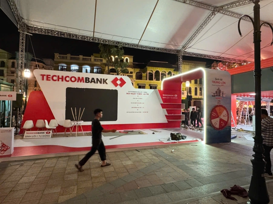 Trang trí gian hàng triển lãm tại Đông Anh với hệ thống ánh sáng và biển hiệu bắt mắt