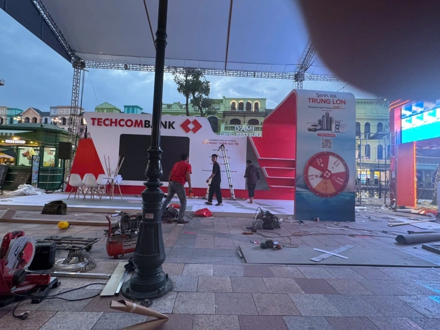 Đội ngũ thi công gian hàng triển lãm tại Đông Anh làm việc đúng tiến độ và an toàn