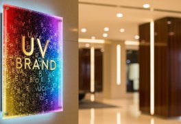 In UV Trên Mọi Chất Liệu 2026: Giải Pháp Biển Gỗ, Biển Kính & Báo Giá Chi Tiết Mới Nhất