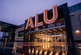 TOP 5 Mẫu Biển Alu Chữ Nổi LED Hắt Sáng Chân Độc Đáo 2026 Cho Trung Tâm Thương Mại