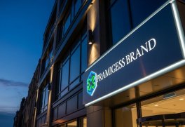 Bí Quyết Chọn Chất Liệu In UV & Kỹ Thuật Số Bền Đẹp Cho Biển Ngoài Trời 2026 (3 Bước Đơn Giản)